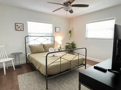 Full Stock Kitchen and Cozy Ambiance - Charming Hideaway Hotels in Clearwater