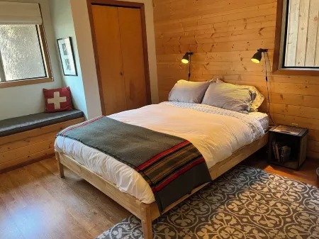 Sunny Cabin in Manzanita on the Oregon Coast, 5 min. walk by trail to the beach