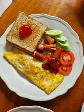 Sawasdee Sichang Resort Отели рядом с достопримечательностью «Hat Tham Phang»