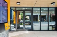 Modern Studio Steps to UW Hotels in 