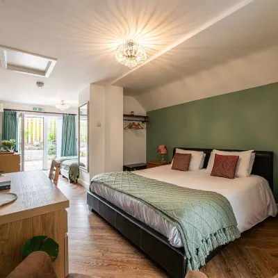 Stonehenge Courtyard Hotels near Durrington Walls