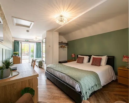 Stonehenge Courtyard Hotels in Amesbury