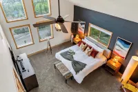 Amazing 10,000-Ft Views Vacation Retreat w/ Hot Tub & PS5 Fun - Chalets