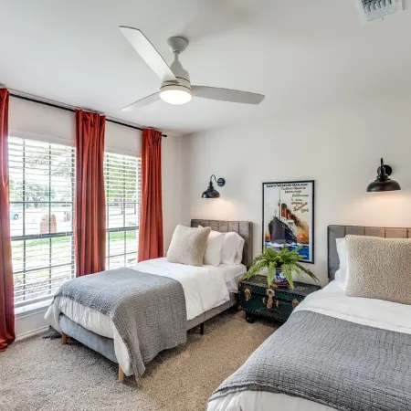 Cozy Designer Family Home Arcade, Park, Tennis, Trails, Pickleball and King bed