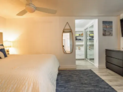 Cozy Coastal Retreat! Fenced Turf Yard • Bikes • Hammock • BBQ • 65” TV Hotels in Boynton Beach