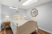 Charming 3-bed Lakehouse with Deck and Beach Hotels in 