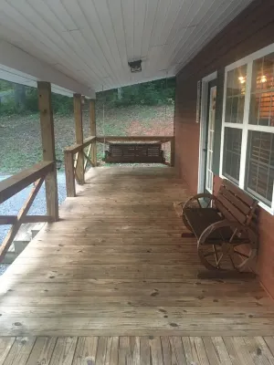 Cozy 2-bedroom cabin in charming Whittier with WiFi, AC