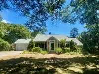 Perfect location! Minutes to beaches! Close to it all!