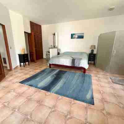 Spacious & quiet 3 BR Apt. with ocean view Rooms