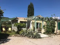 Small house with pedestrian access to Port d'Alon cove (St Cyr sur Mer) Hotels in Saint-Cyr-sur-Mer