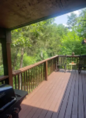 Cozy peaceful cabin with games, massage chair and fire pit! Bring your kayaks!!