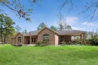 Tremendous Family Home on the Curve! 3-bedrooms close to the lake and amenities Hotels near Twin Dikes Park