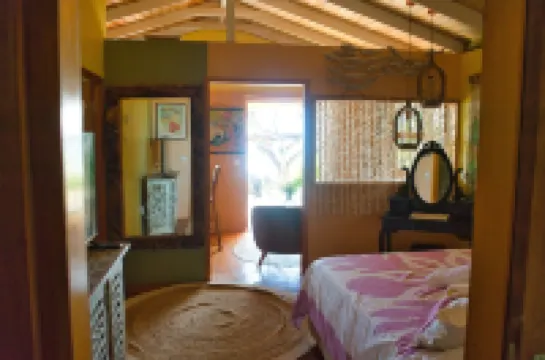 Air-conditioned bungalow by the sea in Moorea