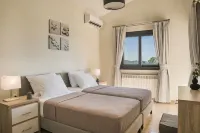 SUPERB LOCATION Luxury 5 bed villa, pool, sea view, beach / restaurants close by Hotels in Kefallinia