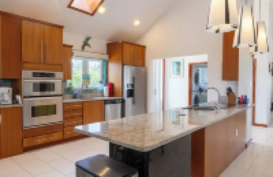 Rum& Little Barron Villa: Your North Side Haven-Beach, Ocean, Garden Views!