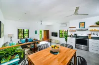 Cozy 2 bedroom condo with pool, steps from the beach