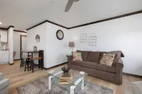 A2 Wally's by the Convention Center and Landing