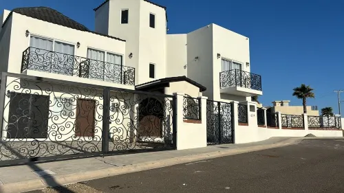 Beautiful home 5 min away from papas & beer. W/ King size beds