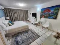 Charming 1-bedroom in Tower Isle St Mary: AC, WiFi, pool, and a serene retreat. のホテル