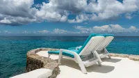 Peaceful Oceanfront condo, Blue&White Calming Vibes, Attentive onsite staff