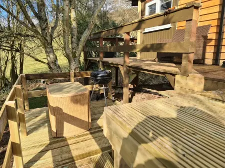 Rowan Tree Lodge with Hot Tub, a beautiful Woodland Retreat in Shropshire Отели в г. Ладлоу