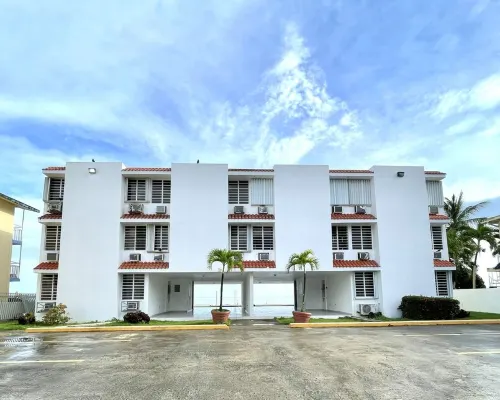 Guest Favorite • Beachfront Luquillo Condo • Walk to Kioskos & El Yunque ルキリョのホテル