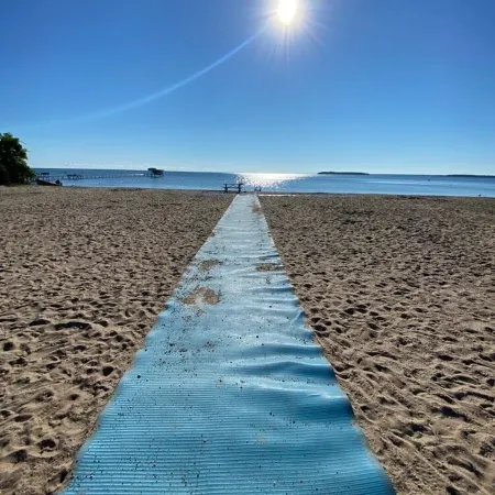 ARCA  Cozy Cabin-Innisfil Beach Отели в г. Иннисфил