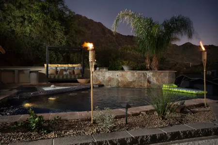 Mountainside Retreat with City Vistas ~ Spa & Pool with heat option Отели рядом с достопримечательностью «Пистева Пик»