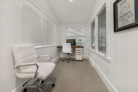 Cozy Downtown Bungalow