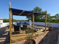 Small apartment in a quiet location with two private terraces and sea views Hotels in Quelfes