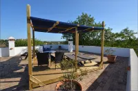 Small apartment in a quiet location with two private terraces and sea views Hotels in Quelfes