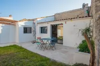 Village house with terrace and small garden in the heart of Saint Pierre d'Oleron - Homestays