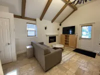 Private Wasaga Retreat Just 1.5min Walk To Beach! 와사가비치 호텔