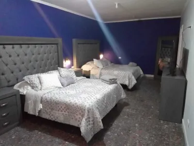 SUITE 2, EN PRIMER PISO  CON DOS CAMAS QUEEN, CON TV, Y UN GRAN BAÑO