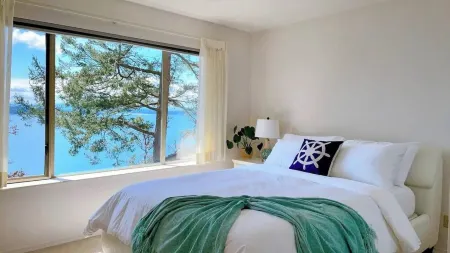 SaliHaven: Oceanfront 4Bedrooms 5Beds 3.5Bath Отели рядом с достопримечательностью «Суорц Бэй Терминал»