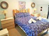 Puffins Cottage, Rock is very close to the beach, parking for 3 cars and garden.