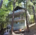 3 story, 3 bedroom, 3 bath cabin with hiking, dining and shopping nearby! Hotels near Rim of the World Hwy