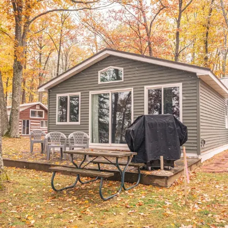 Cozy Lake Front Cottage, Escape with Amenities
