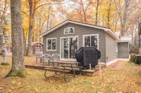 Cozy Lake Front Cottage, Escape with Amenities