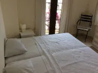 2 bed self contained furnished flat with pool, 5 mins from town and beach.