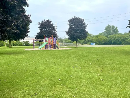 Spacious Guelph Retreat. Sleeps 9. Park 4 cars! Отели в г. Wellington County