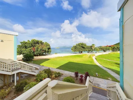 Immerse Yourself in Luxury at our breathtaking beachfront Condo! Отели в г. Сент-Томас