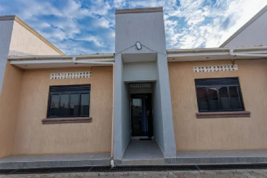 The Den Soroti Red & White  호텔