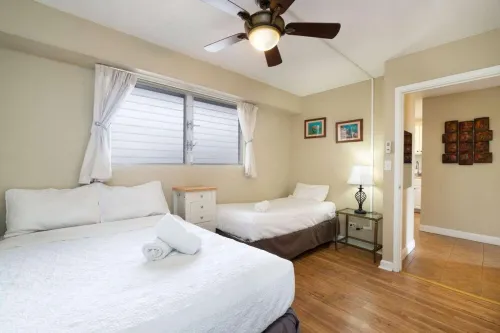 Entire 2 Bedroom Condo, King Bed, FREE Parking, Sleeps 6, Walk to Waikiki Beach