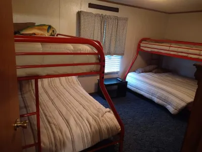 Fishing Camp sleeps 12, fully equipped. Screened in porch. 5 minutes from marina