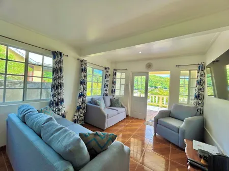 Spacious Family Cottage with Tropical Views