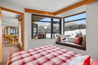 Largest Mountain Facing Property in famous Carleton Lodge - 4 bedrooms!