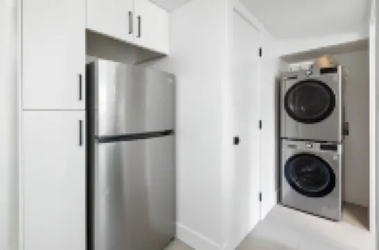 Modern, Bright, Clean 2 Bedroom Suite - Great Location!