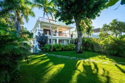 R HOUSE on Steps Beach in the Tres Palmas Marine Reserve