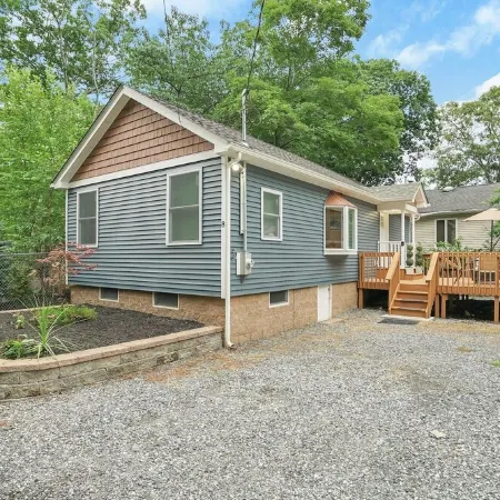 Chic, Cozy, Newly-Remodeled Cottage with Deck